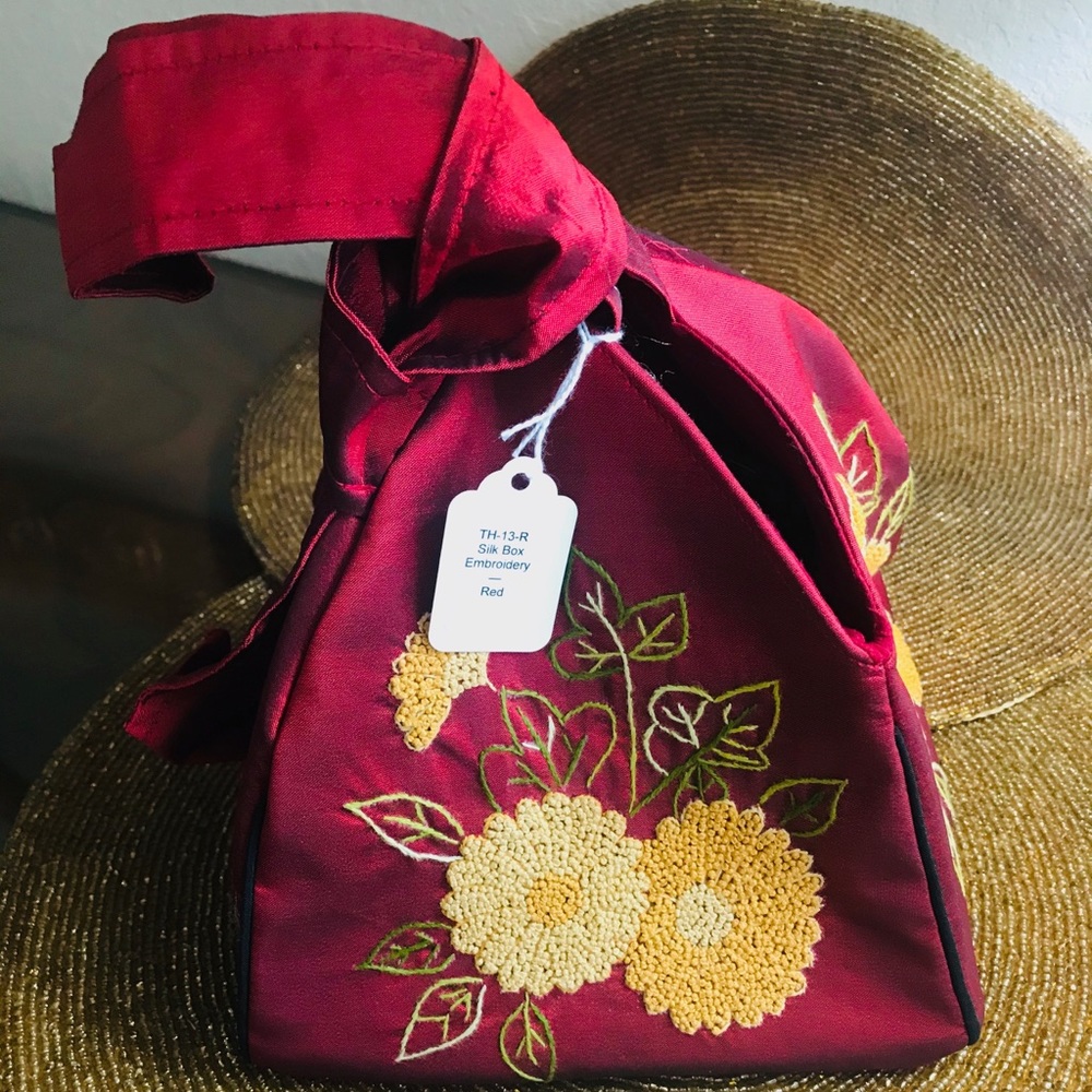 🆕 Hand Embroidered Red Silk Box Purse ♥️